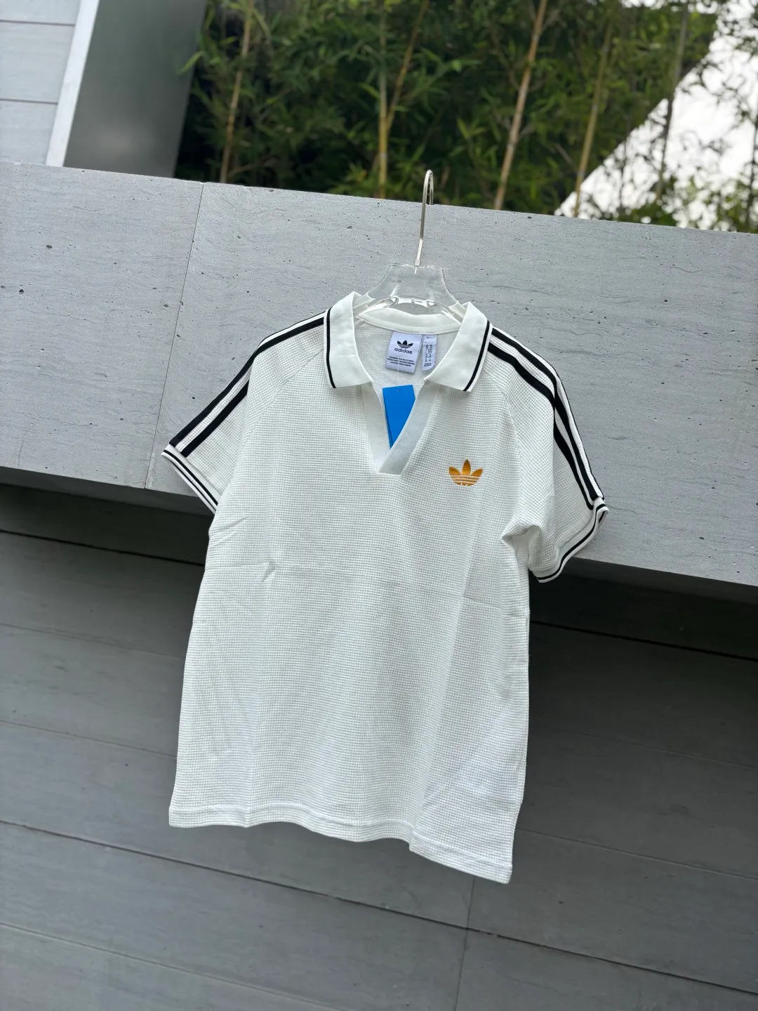 🈴𝟰 Color collection. Chip version 𝟬𝟱𝟰𝟰𝟳# Exclusive real shot/difference between various stolen pictures and online version on the market [𝗔𝗱𝗶𝗱𝗮𝘀Adidas clover chest embroidery for men and women Same Style𝗩 collar short sleeves] ✅Full set of 1:1 customized accessories ➕Customized three-label ➕𝗬𝘂𝗮𝗻 version hang tag ➕𝗹𝗼𝗴𝗼 packaging bag🔥 ➕Scan the tag to enter the official website. ✅Top Original version, ins Xiaohongshu Dewu Kuaishou and many bloggers wear it. ✅Adidas is a rare V-neck with no buttons, personalized setting and generous temperament, showing the elegance at a glance. ✅Three standards are customized with 270g waffle original Authentic custom-made imported fabrics for the watch, and the overall tailoring adopts three-dimensional structure tailoring! Ergonomically designed, more flexible when wearing! The cut is streamlined and streamlined, allowing you to move flexibly with your body! Integrates functionality, beauty and durability! Suitable for business, travel, leisure and many other occasions! ⭕The high version of the best products🐮is different from the junk products in the market🗯️The same picture but different prices means different versions. ❌Don’t be fooled by the same copywriters and pirated pictures from outside that mix and distribute high-luxury pictures at low prices. After comparing the quality, you will know where the gap is. Don’t lie. I don’t guarantee that my products are the cheapest, but I definitely guarantee that they are worth every penny of your hard-earned money! ‼ ️We don’t slash prices or lower prices, we supply products with heart and only make high-end versions!!! Breasts Jimei must see the details of my home clearly, the pictures of my home are all taken by the owner himself❤️ Color: White Black Green Light Blue Size S-XXL